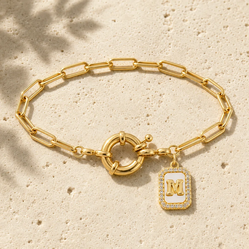 Initial-Charm-Buchstaben-Paperclip-Kettenarmband, vergoldet, für Damen und Herren, mit Knebelverschluss und Zirkonia-Anhänger, für Feiertage und Partys – Detail 2
