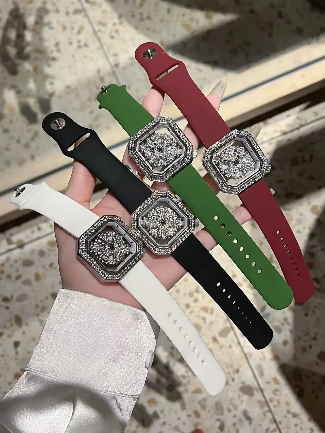 Full Diamond Unique Quare Rotatable Dial Design Bracelet Gold Watch Women Quartz Luxury Watches Ladies Clock AAA Watch Reloj