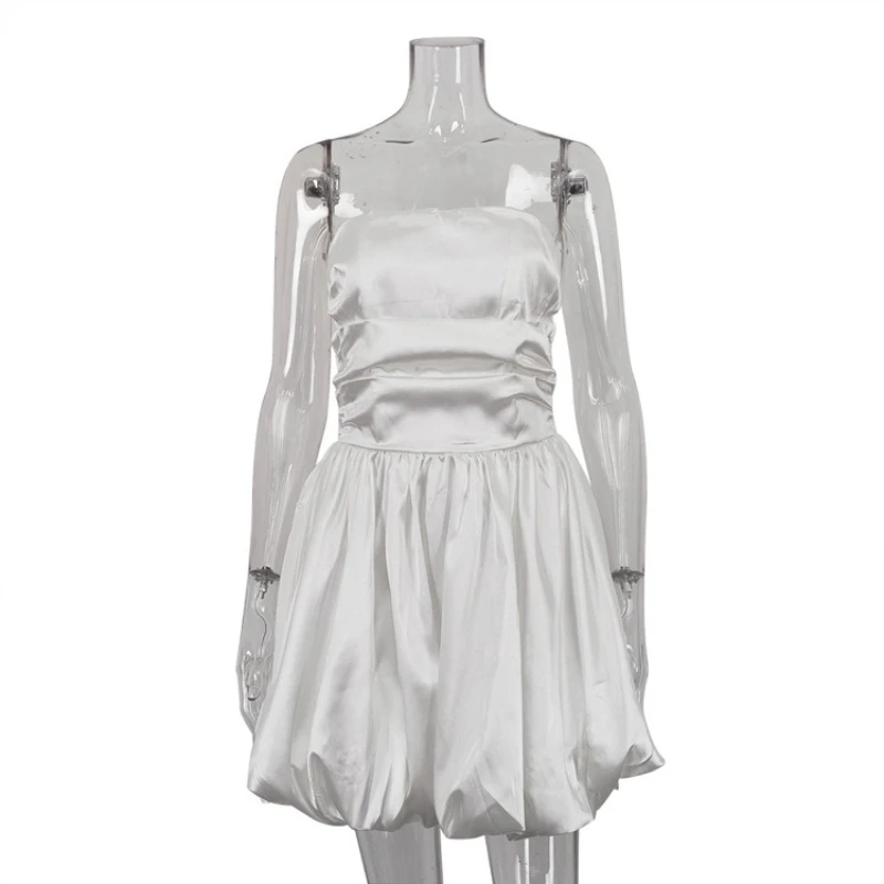 유럽과 미국의 달콤한 스타일 튜브탑 화이트 새틴 드레스, 새로운 프랑스 플리츠 디자인, 틈새 시장에 맞는 짧은 스커트, 아름다운 하이 패션