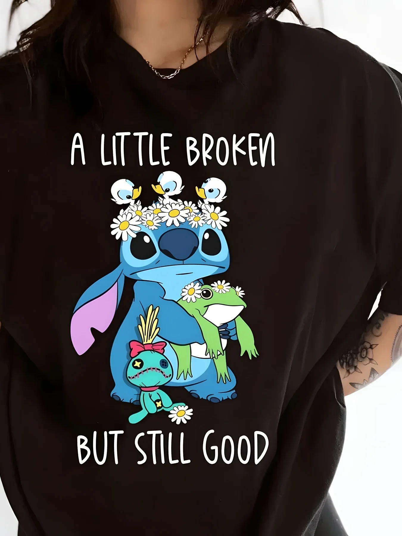 

Футболка с рисунком Disney Stitch «Al is a bit tattered, it's still great» — цветочный, черный, с синим повседневным мультяшным рисунком с короткими рукавами