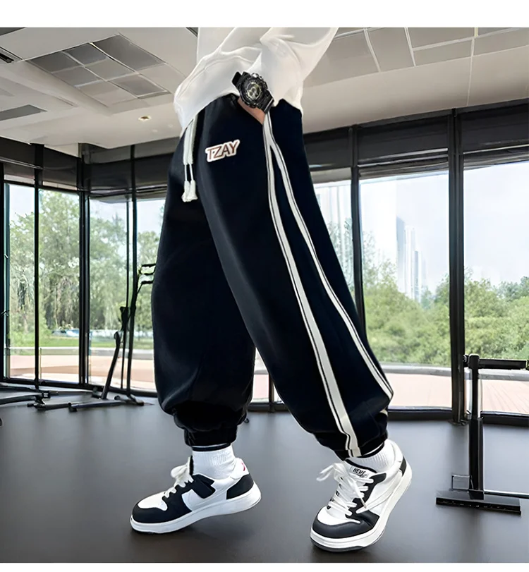 Lose geschnittene Sport-Hosen für Teenager-Jungen mit Seitenstreifen, hochwertige Kinder-Frühlings-Sweathosen, schmal geschnittene Kinderhosen, Größe 5 7 9 13 14 – Detail 2