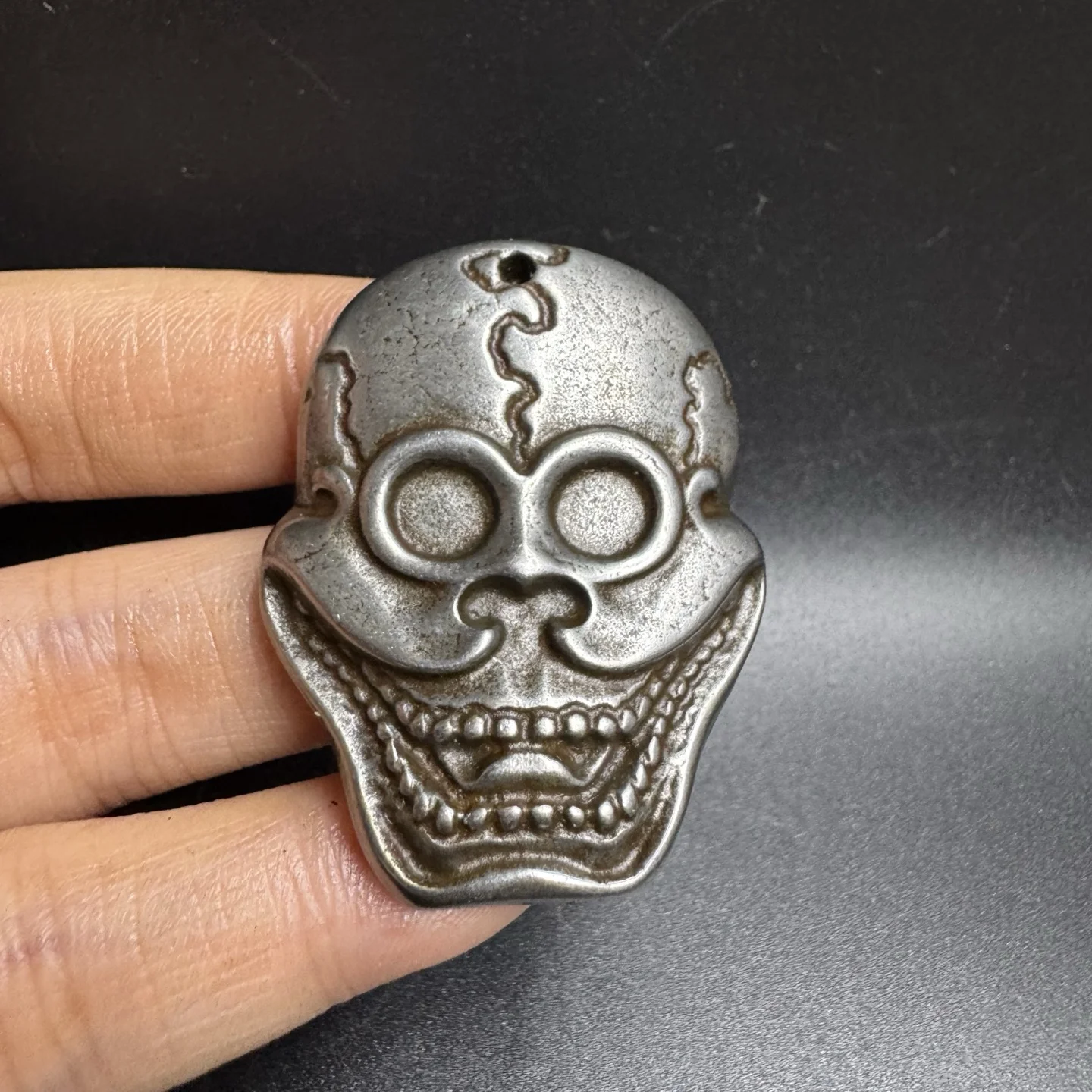 China Tibetan Tiantie chiseled Tibetan cold iron cloud head accessories pendant