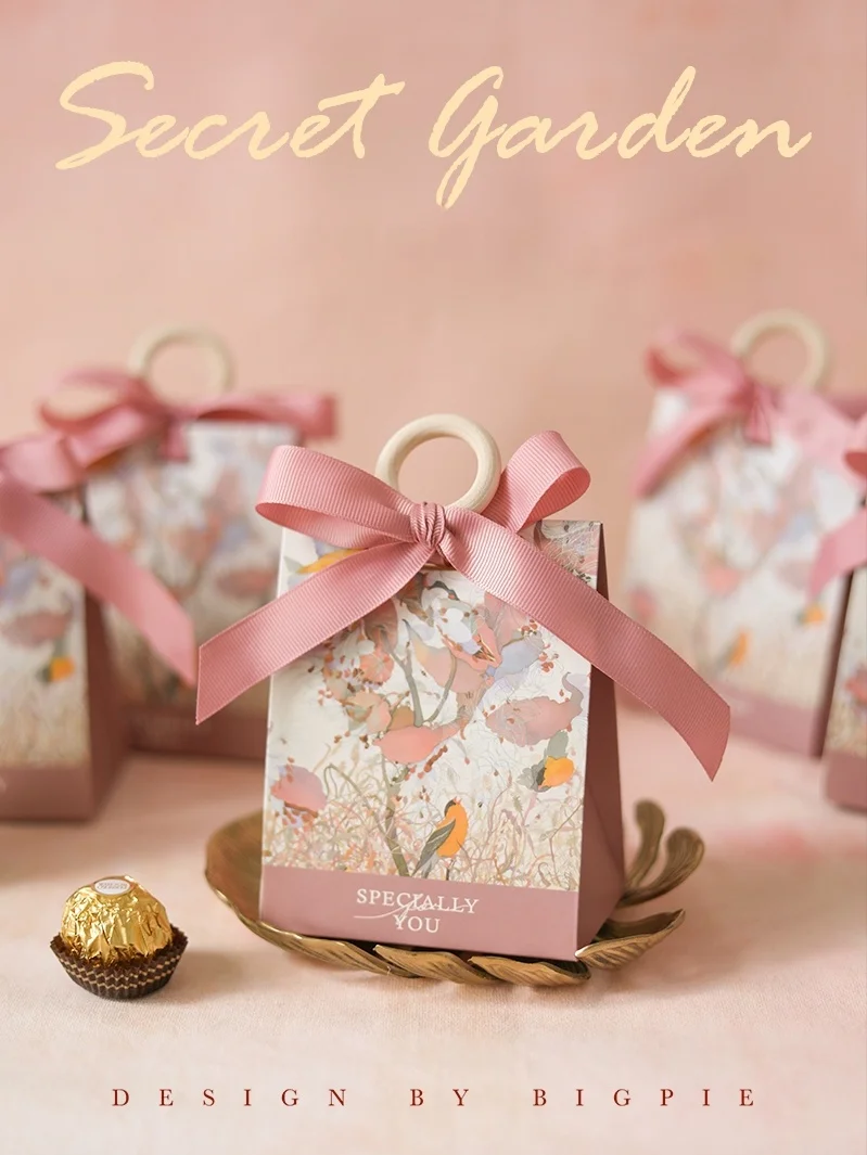 

Нежно-розовая свадебная коробка для конфет «Тайный сад» в стиле французского винтажа с высоким эстетическим качеством и декором в форме сердца для девушки