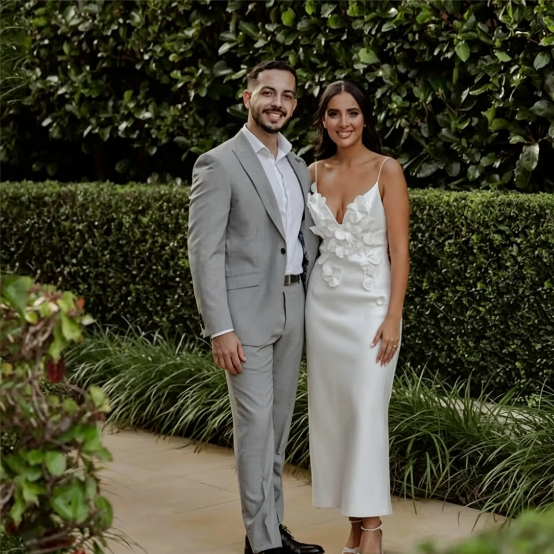 Spaghetti-Träger Satin Midi Hochzeitskleid Tiefer V-Ausschnitt 3D-Blumen Brautkleid Elegantes Verlobungs- und Empfangskleid Schlichtes Weißes Brautkleid