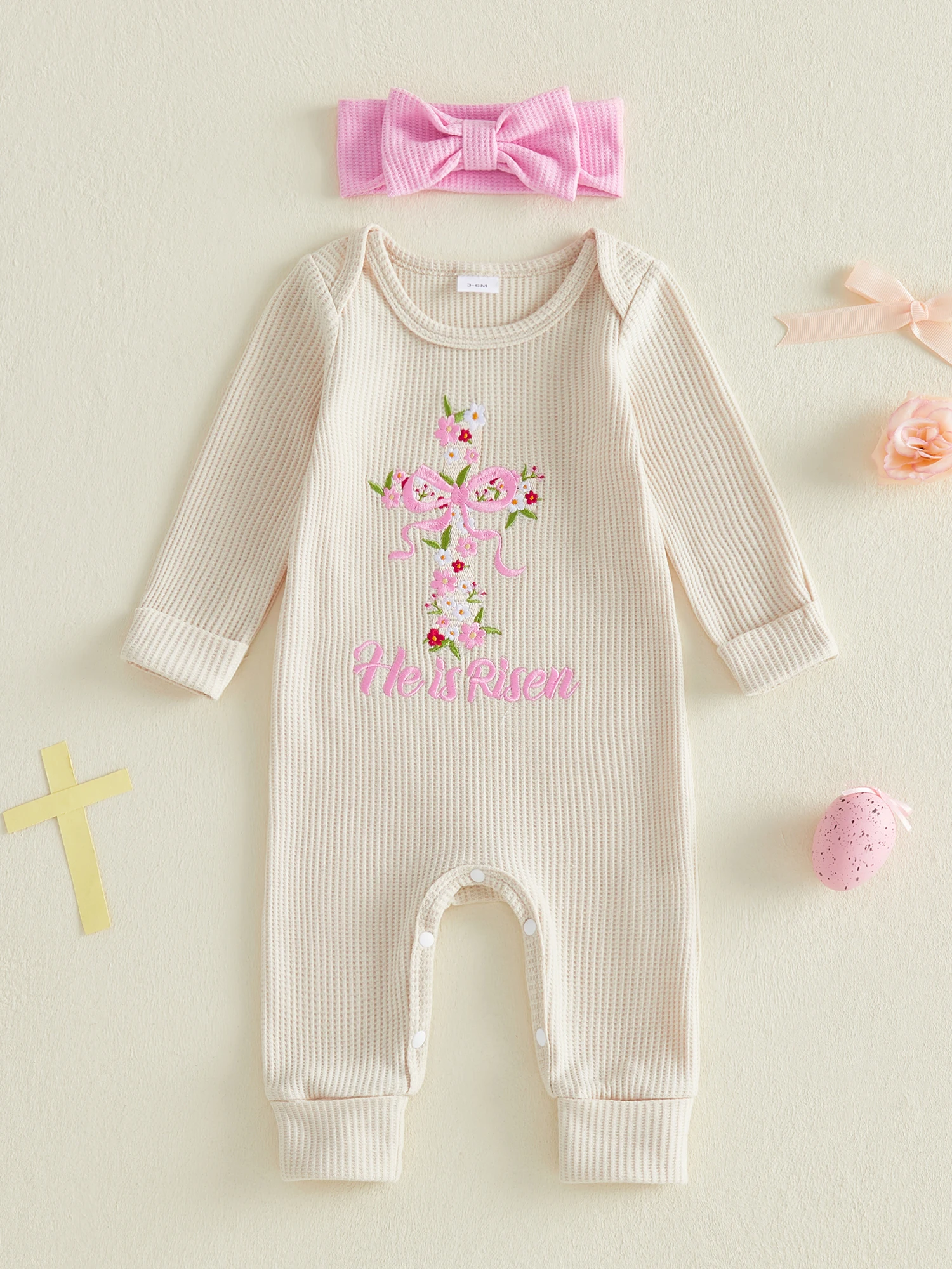 

Пасхальный комплект из 3 предметов для маленьких мальчиков: комбинезон с короткими рукавами, V-образным вырезом и принтом кролика, брюки и галстук-бабочка с подходящими подтяжками