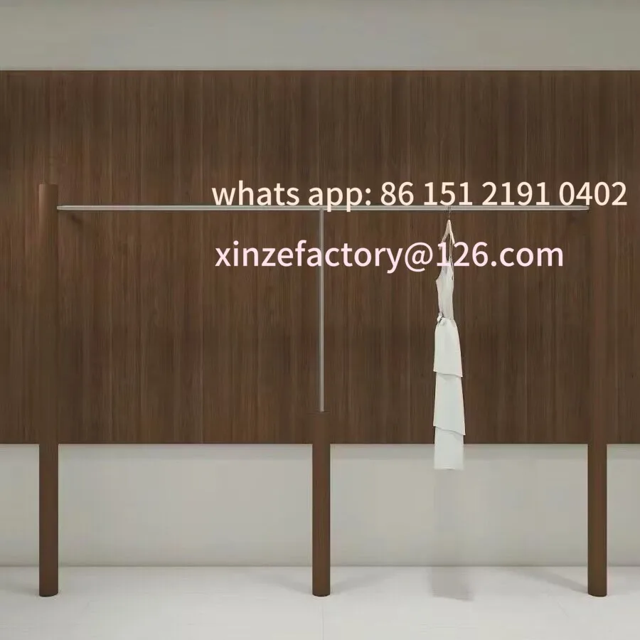 رف عرض متجر لبيع الملابس من خشب الجوز الصلب قابل للتخصيص من الأرض إلى السقف، شماعات جدارية من الفولاذ المقاوم للصدأ