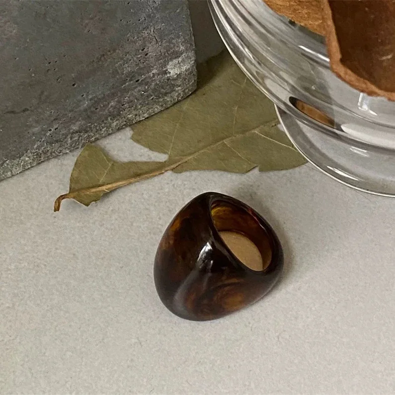 New Vintage Trendy Large Finger Rings for Women Exaggerated Amber Color Resin Temperament Geometric Finger Ring Punk Jewelry
