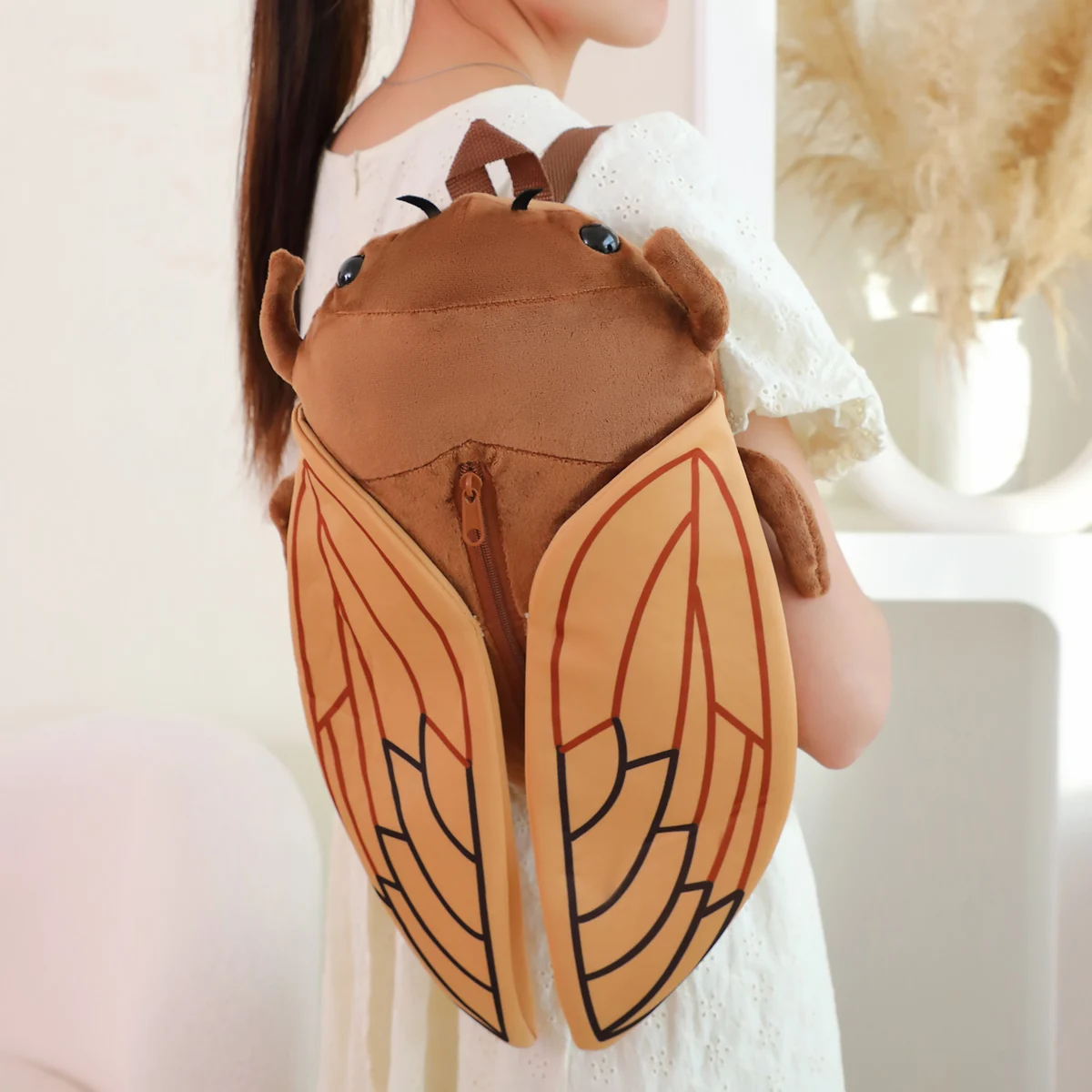 Una mochila de felpa de cigarra, una mochila creativa de insectos para niños, un paquete de preescolar para insectos gateados, una divertida decoración para