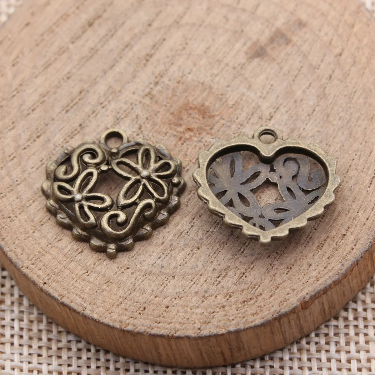20pcs 20x20mm 2 Colors Antique Silver Color Antique Bronze Color Flower Heart Charms Pendant Jewelry Materials DIY