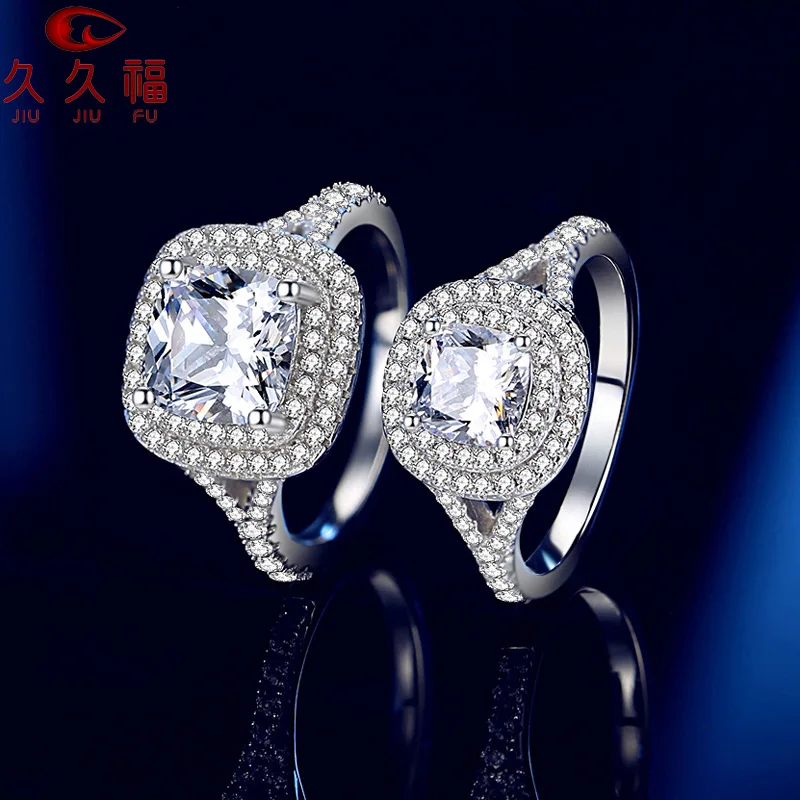 

Шикарное разноцветное квадратное массивное кольцо для женщин из платины PT950 с ослепительным муассанитом – идеальный ювелирный подарок для дам.