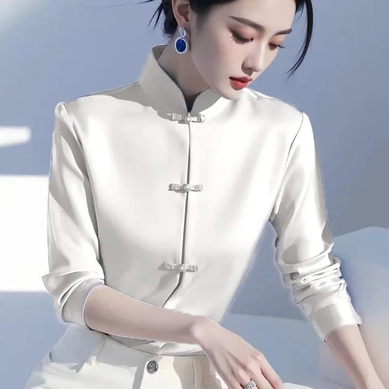 أنيقة الساتان عادي قميص المرأة 2026 جديد الوقوف طوق النمط الصيني الفاخرة الضفدع زر فريد الأزرق قميص الموضة الصينية الجديدة