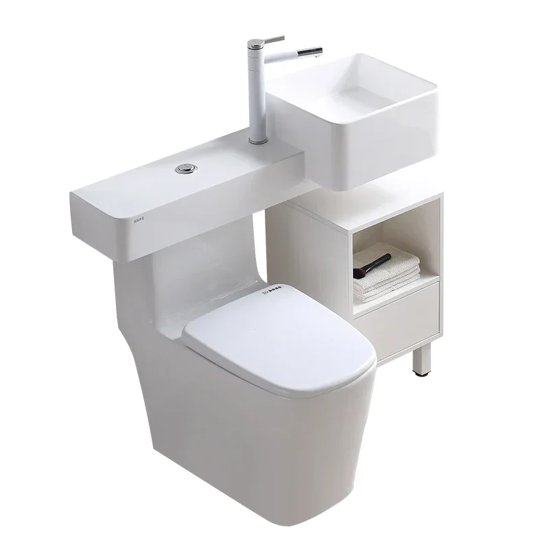 Lavabo de apartamento pequeño con inodoro, lavabo integrado con plataforma, armario de una pieza