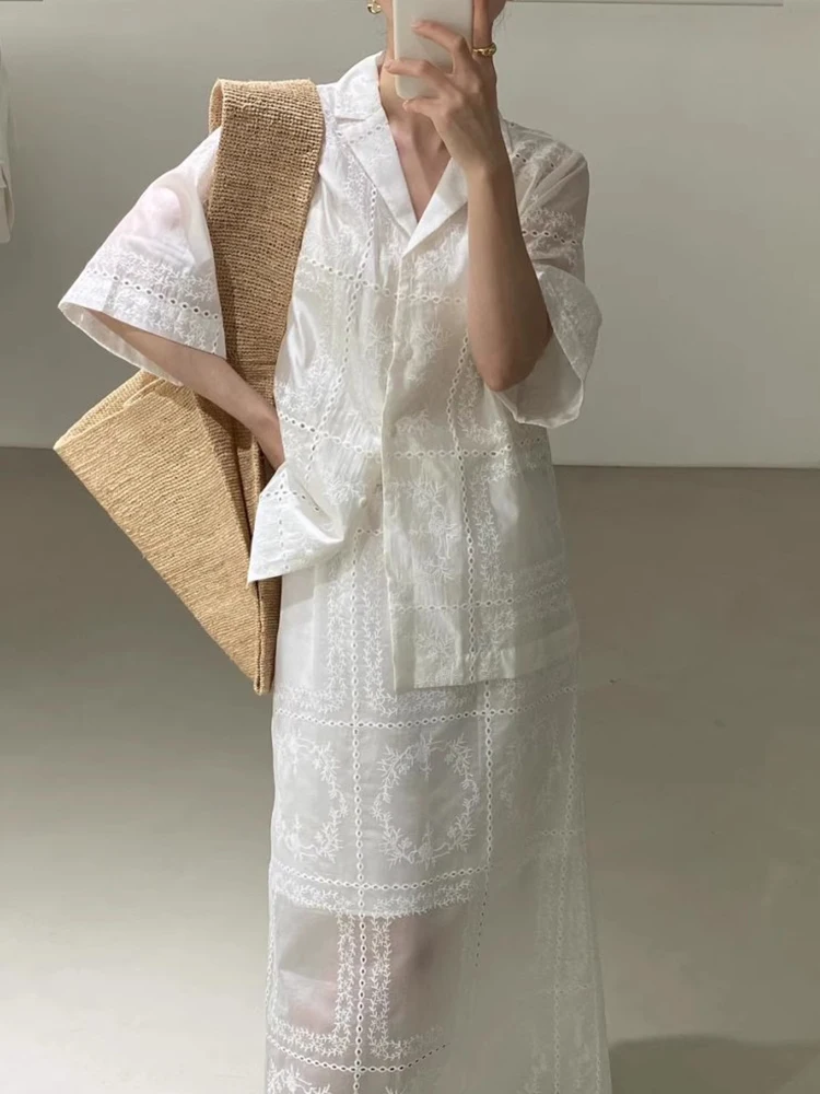 レトロシックな夏の透かし刺繍フックフラワー半袖トップスとハイウエスト万能ミニスカートのセットアップ レディースファッションアンサンブル