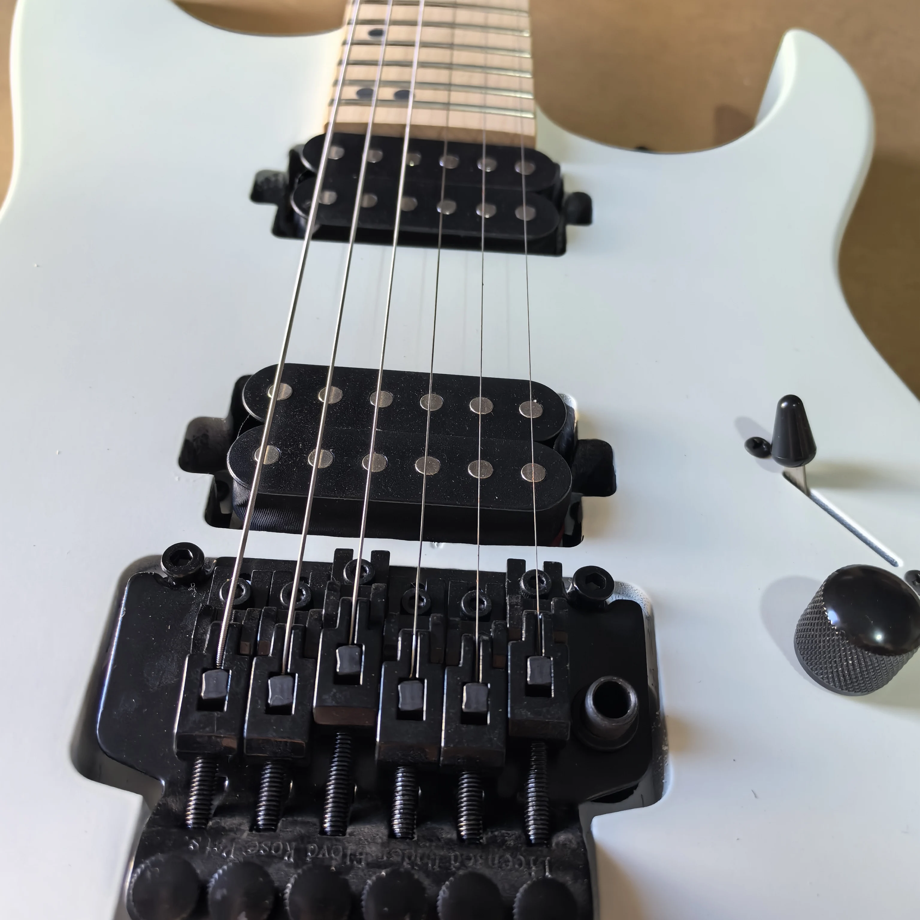Factory seconds, matte white 24-fret 6-string electric guitar, mahogany body, maple fingerboard, in stock.
