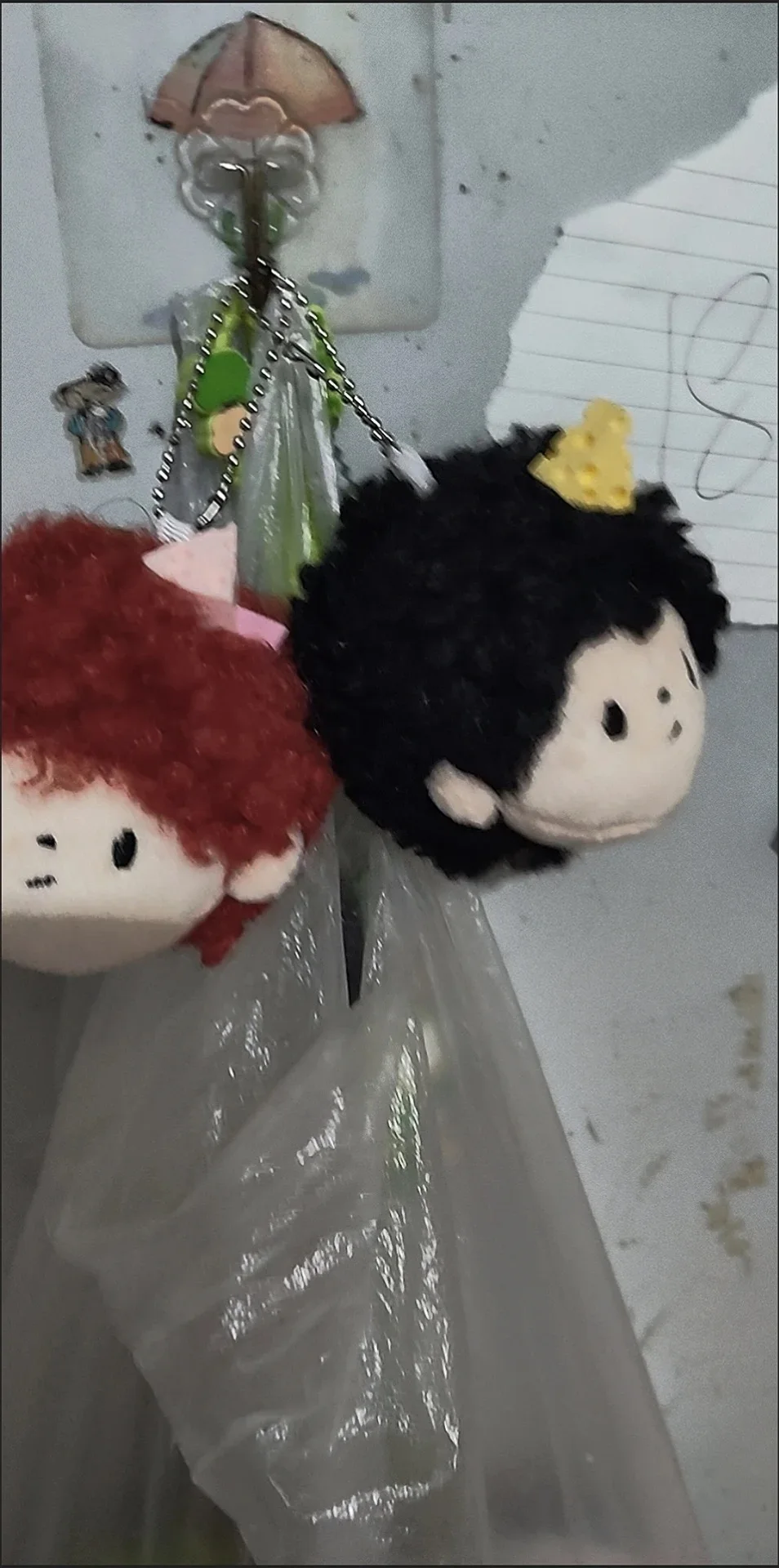 شعر بيرم حصري، قلادة تنكرية لطيفة، هدية دمية، شعر مجعد قطيفة، تم إرسالها عشوائيًا