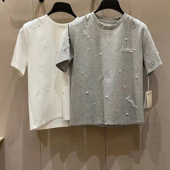 

Футболка с жемчужной вышивкой и надписью, круглый вырез, короткий рукав, приталенный крой, удобная для повседневной носки, женская модная летняя блузка