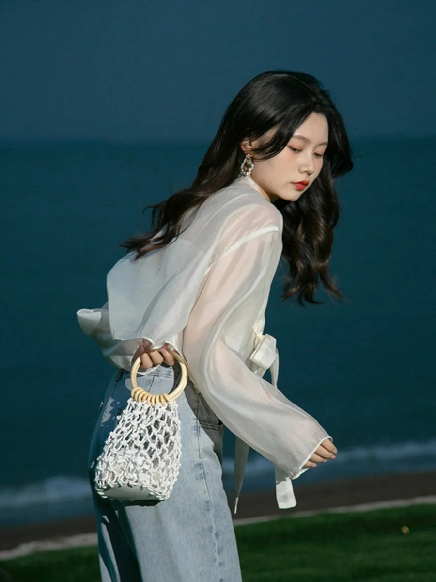 Elegancka letnia narzutka damska z jedwabiu z dekoltem w serek i regularnymi rękawami do codziennych wypadów.