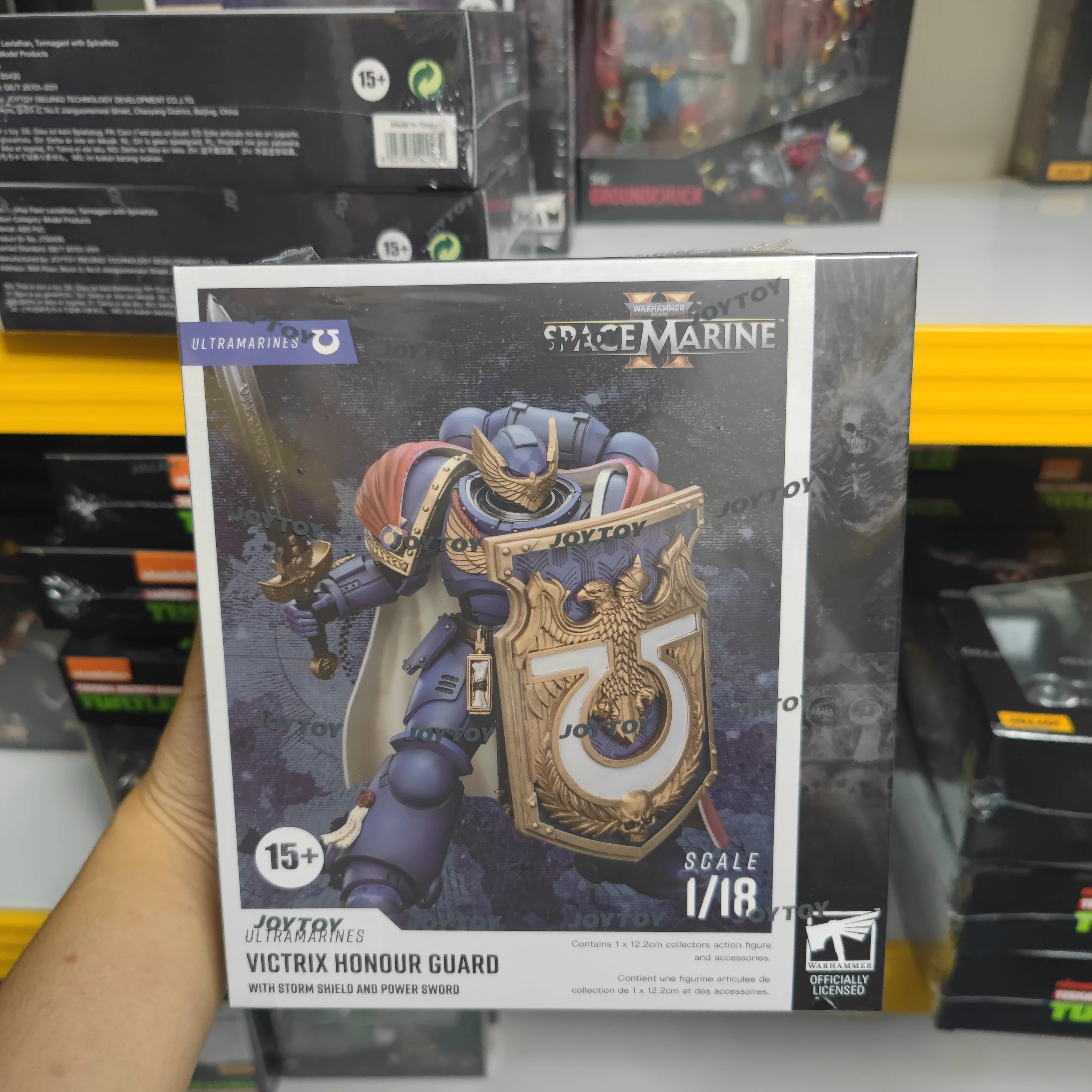 【JOYTOY】วอร์แฮมเมอร์ 40K อัลตรามารีนส์ วิคทริกซ์ ฮอร์นอร์ การ์ด พร้อมโล่พายุและดาบพลัง 1/18 โมเดลฟิกเกอร์ของเล่น