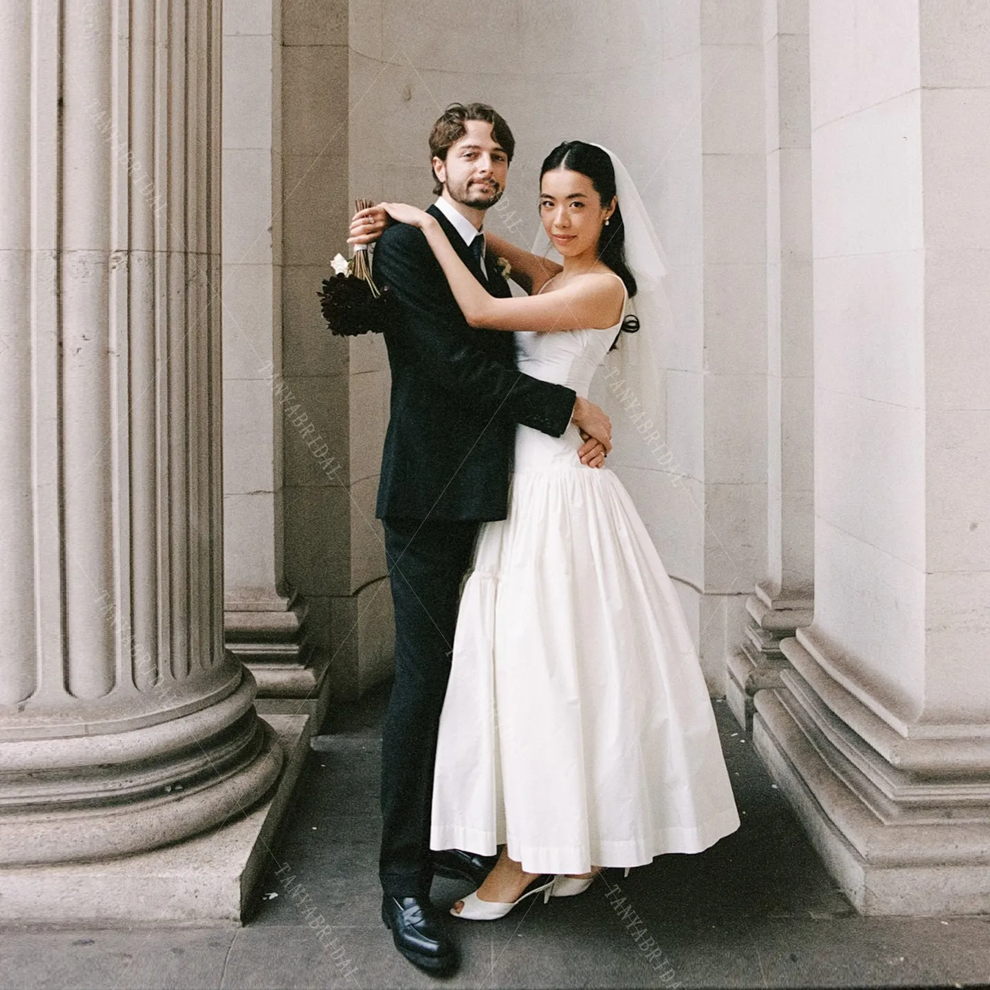 السباغيتي الأشرطة التفتا فستان الزفاف القصير ساحة طوق بلا أكمام الكاحل طول فستان الزفاف حزب بسيط ألف خط ثوب الزفاف