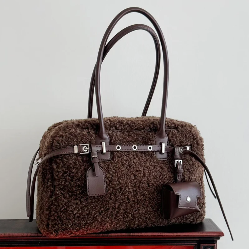 

Модные сумки-подушки из натурального меха Boston для женщин, роскошные дизайнерские сумки, кошельки, новинка 2025 года, ремень из овечьей шерсти с пряжкой под мышками на плечо