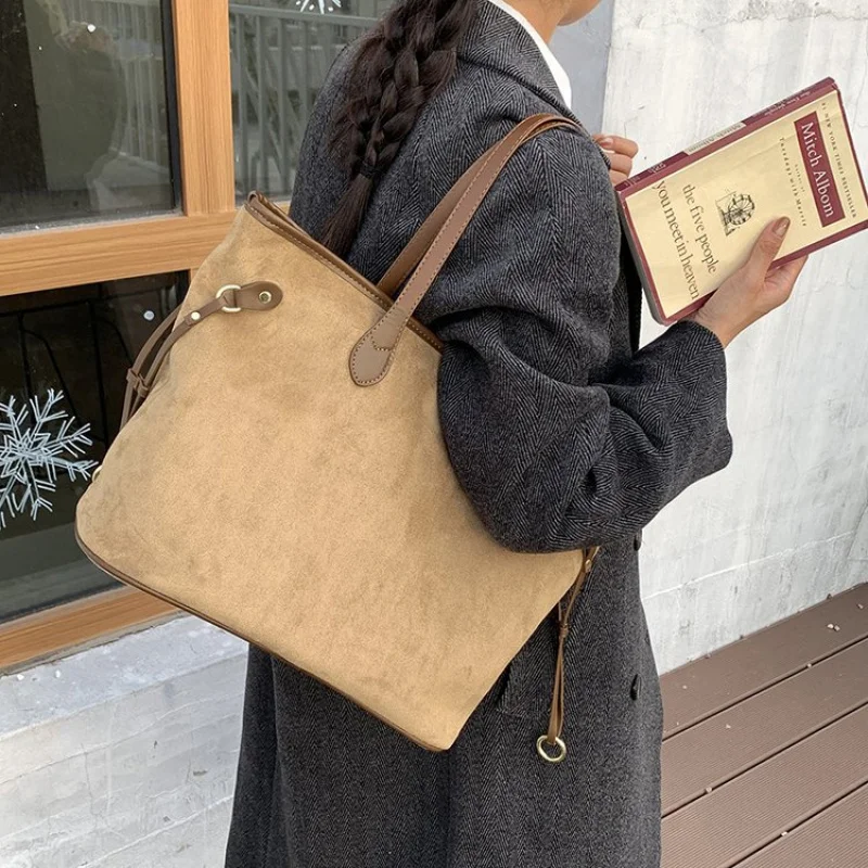 

Fashionable Ladies Hand Bags Made Of Premium Leather Featuring Trendy Design And Famous Elegant Look​