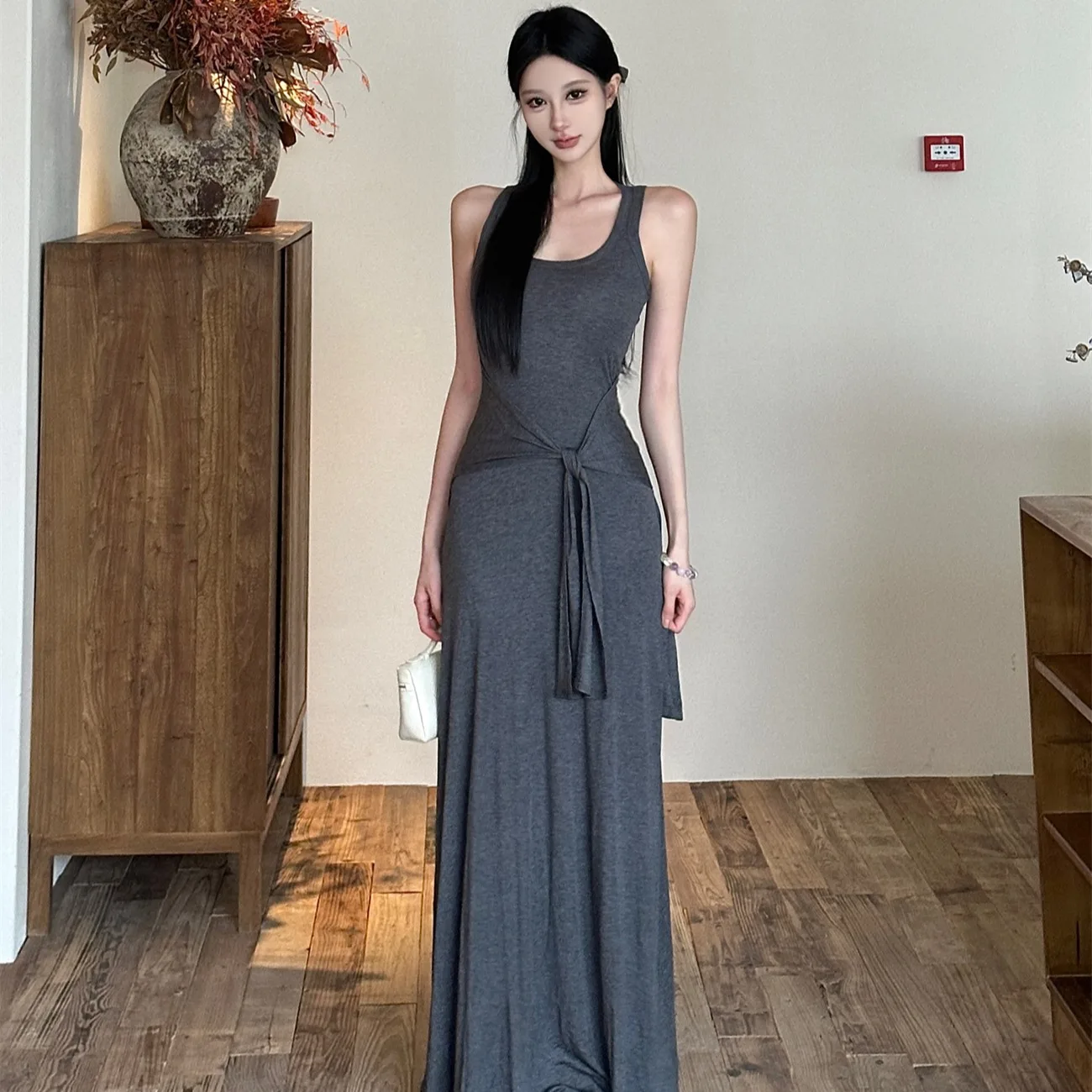 カジュアル偽ツーピースグレー非対称シアーノースリーブベストドレス女性のためのシックなスリムフィットストレッチハイウエストタイアップ A ラインドレス