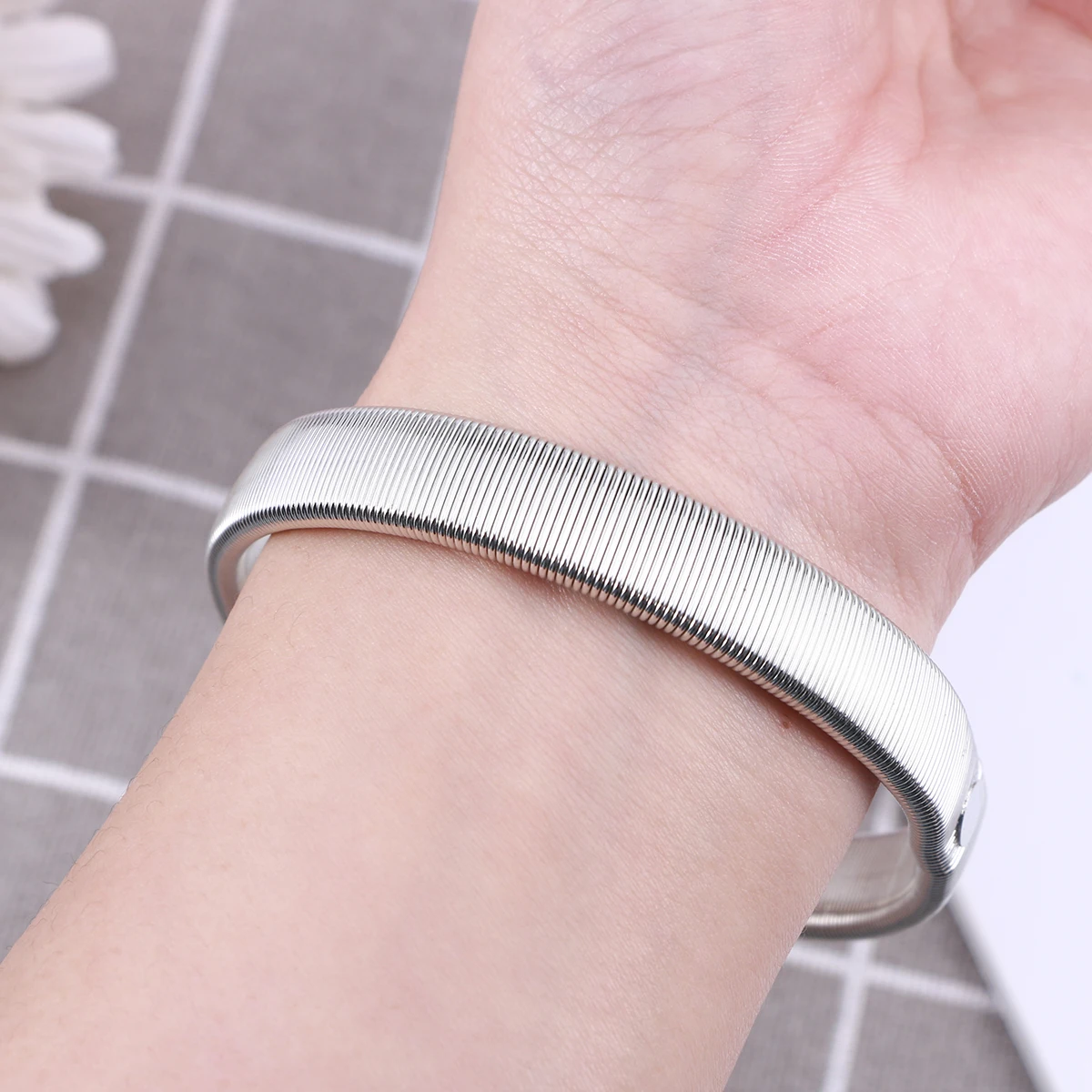 

White Elastic Shirt Sleeve Holder Garter for Men 27cm Circumference 1cm Width Bracelet Spring Sleeve Holder Armband