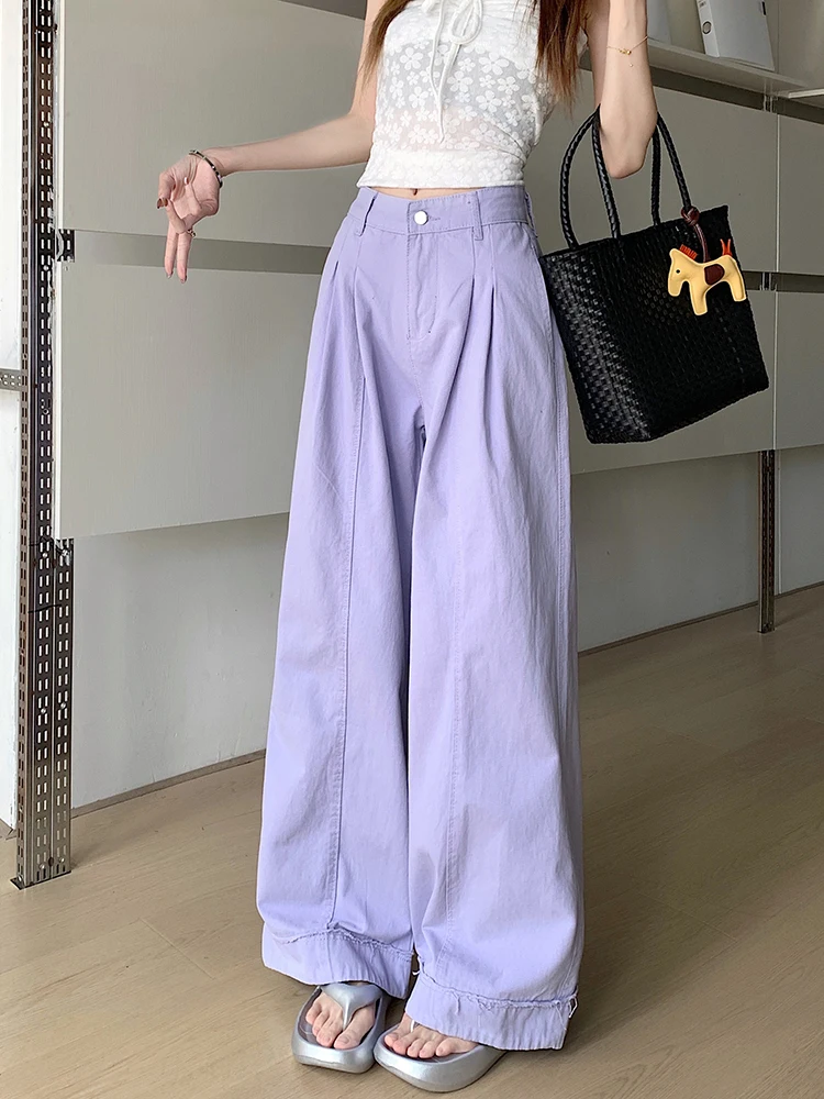 

Женские укороченные джинсы. Женские потертые потертые рваные потертые подол. Женская джинсовая мода в стиле гранж, альтернатива, панк-рок, готика.