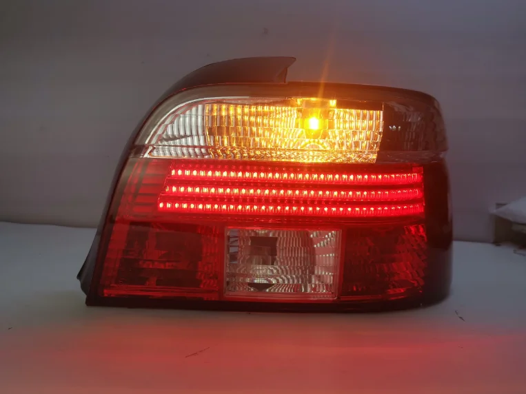 ينطبق على المصابيح الخلفية BMW 5 Series E39 المعدلة مع أضواء صف تجميع LED وأضواء الفرامل وإشارات الانعطاف والأضواء العكسية