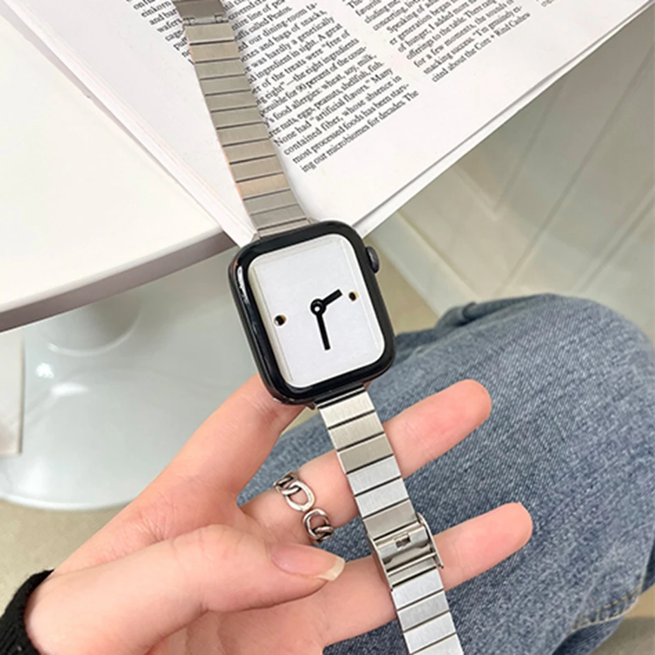 Pulseira de metal plissada INS de luxo para Apple Watch Ultra 49 mm iWatch Series 7 8 6 SE 4 5 38/40/41 mm 42/44/45 mm Pulseira de pulseira de relógio