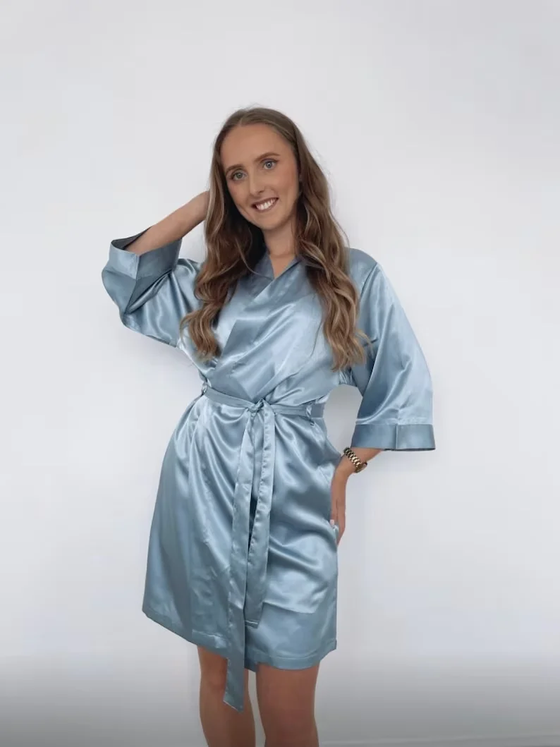 Abiti da damigella d'onore blu polvere personalizzati Abito da sposa in raso ricamato Vestaglia Pigiama Regalo da damigella d'onore Damigella d'onore