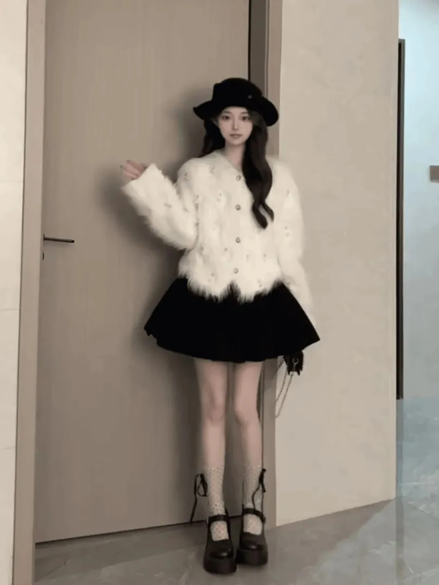 Damski kardigan z perełkowymi guzikami, biały, puszysty, rozpinany, wyszczuplający sweter, kurtka zimowa 2025, luźny krój, idealny na co dzień i do pracy.