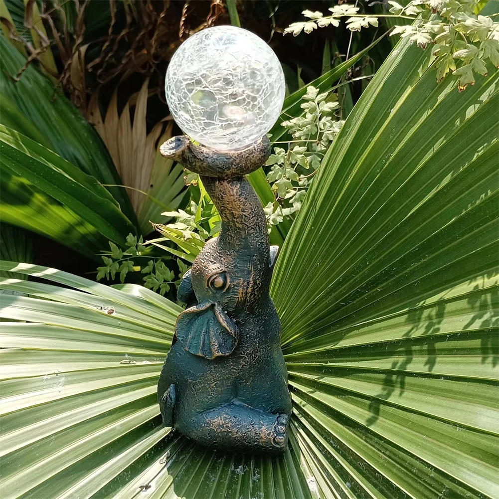 Estatuas de elefante de jardín con bola de cristal agrietada, luz LED Solar, estatuilla de elefante amoroso, escultura para exteriores, decoración de elefante
