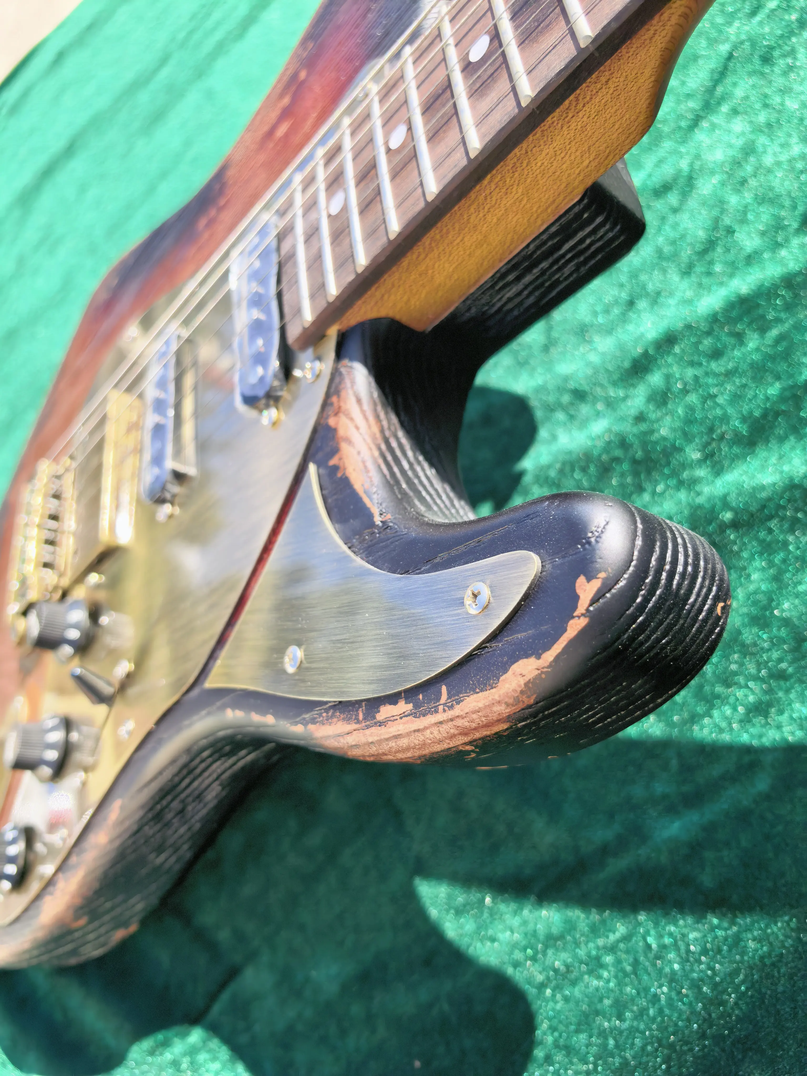 Make an old-style 6-string electric guitar. Suncolor.Aluminum-nickel-cobalt pickups. Copper-colored protective plate.