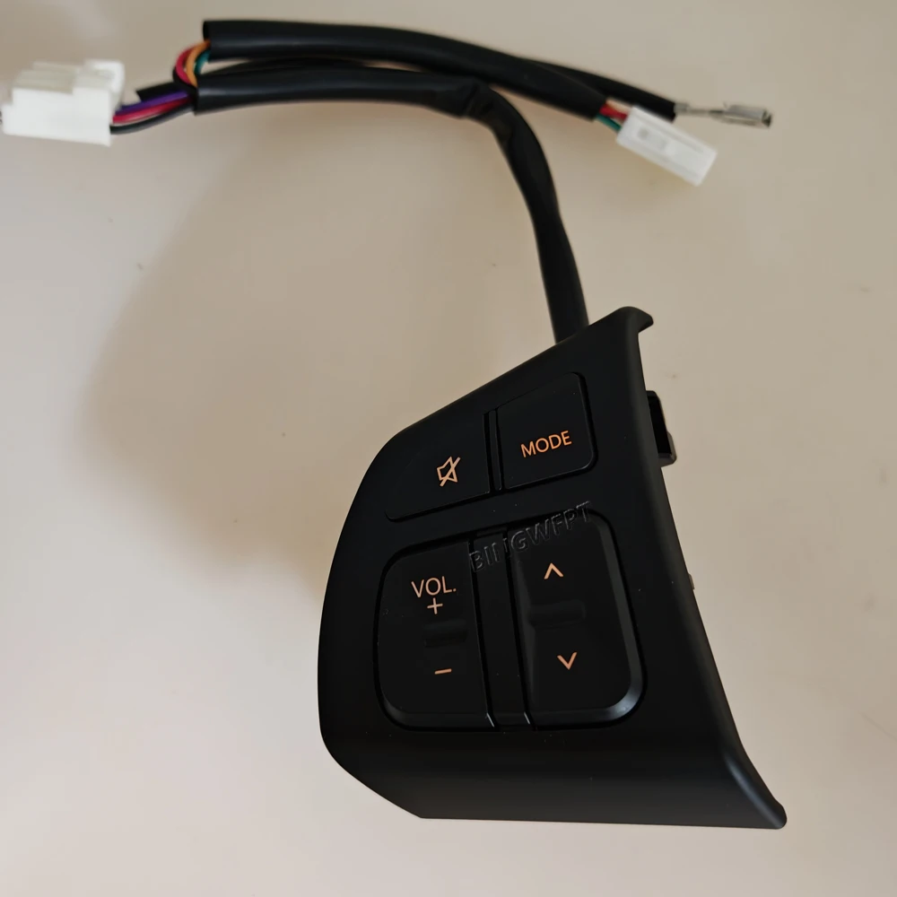 Instrukcja obsługi akcesoriów samochodowych do Suzuki Vitara 2016 2017 2018, przełącznik wielofunkcyjny na kierownicy, przycisk regulacji głośności audio, odtwarzacz radiowy.