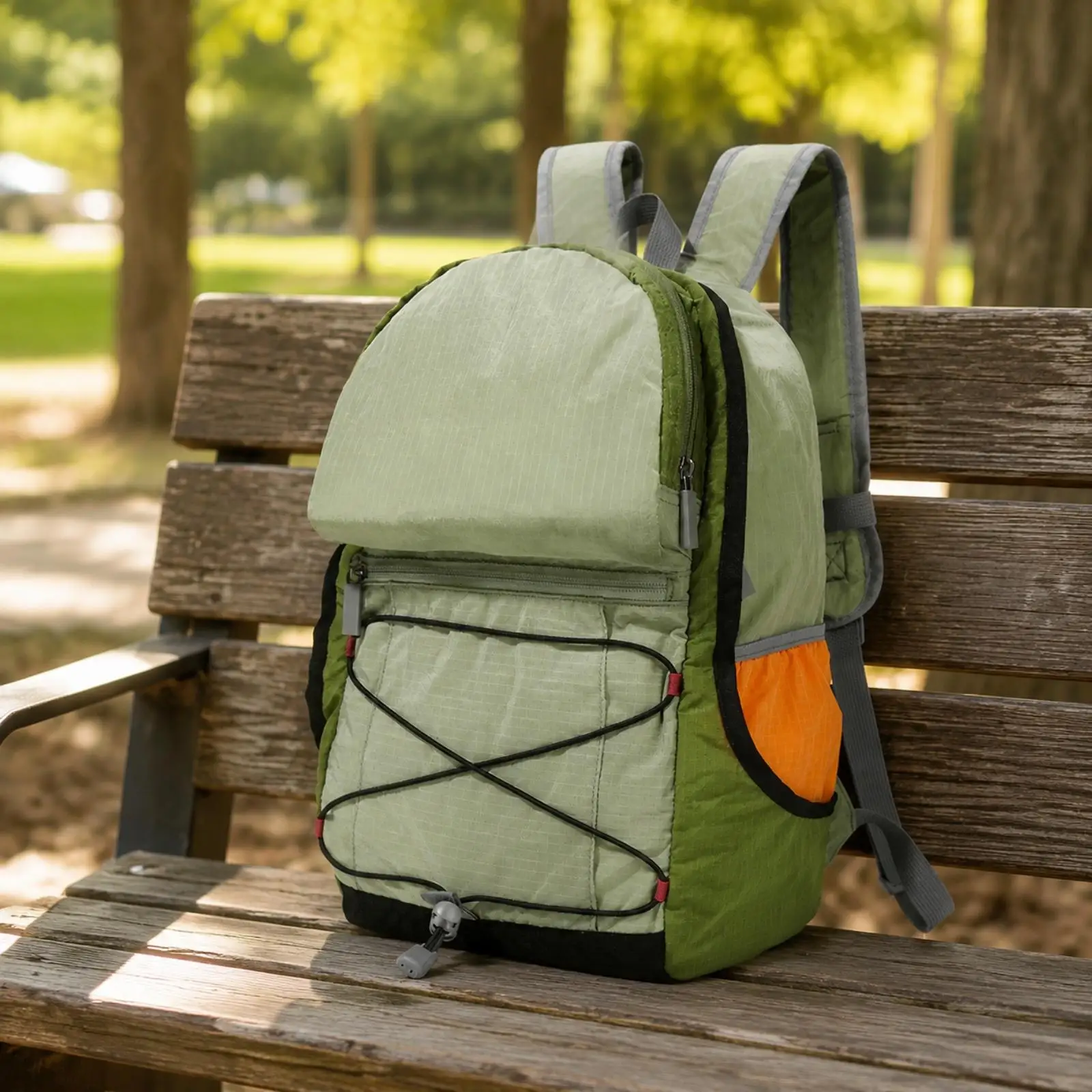 Mochila compacta y plegable, ideal para viajes, senderismo y acampada. Fabricada en poliéster resistente al agua, con correas ajustables para el pecho y la cintura.