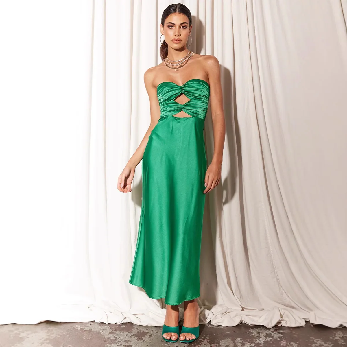 Nuevo vestido de celebridad de verano estilo lazo en el pecho falda superior de tubo de satén hueco 063
