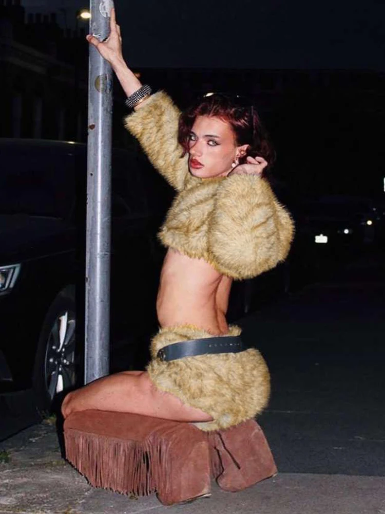 

Whatiwear модный плюшевый комплект из 2 предметов, женские укороченные топы с длинными рукавами и лацканами + мини-шорты на молнии, зимний костюм Wild Midnight Street Hottie