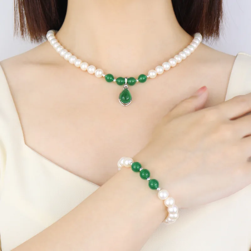 

Freshwater Pearl Necklace Nearly Round Chalcedony Pendant Collarbone