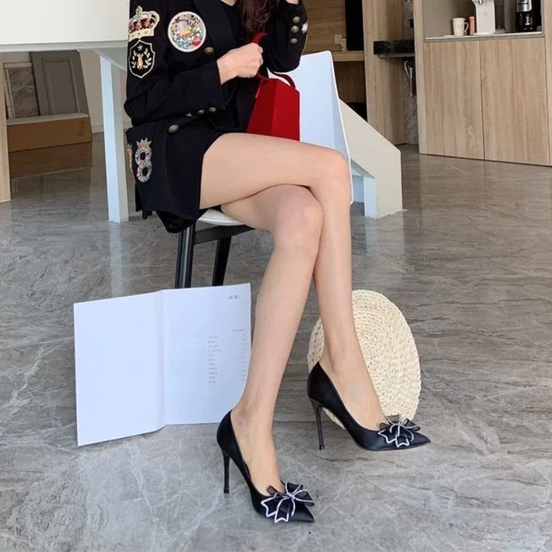 

Вечерние женские туфли на каблуке, мокасины с острым носком, оптовая продажа, модные роскошные брендовые шикарные туфли для отпуска, стильные женские туфли-лодочки