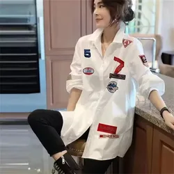 Camisa blanca con estampado a rayas para mujer, camisa holgada de manga larga con cuello tipo Polo, Top de diseño, blusa de longitud media, primavera y otoño, 2024