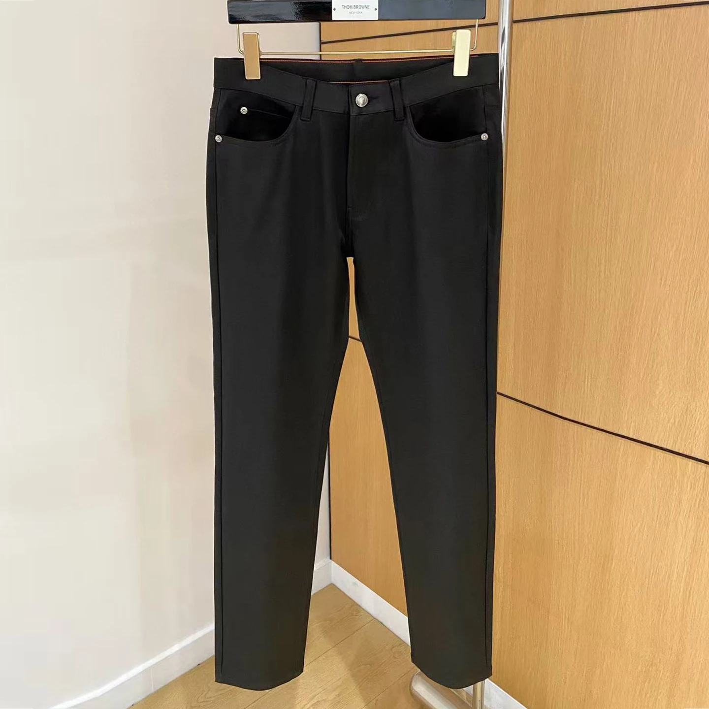 بنطال جينز رجالي إيطالي LP بلون سادة وبسيط بقصة ضيقة 25aw