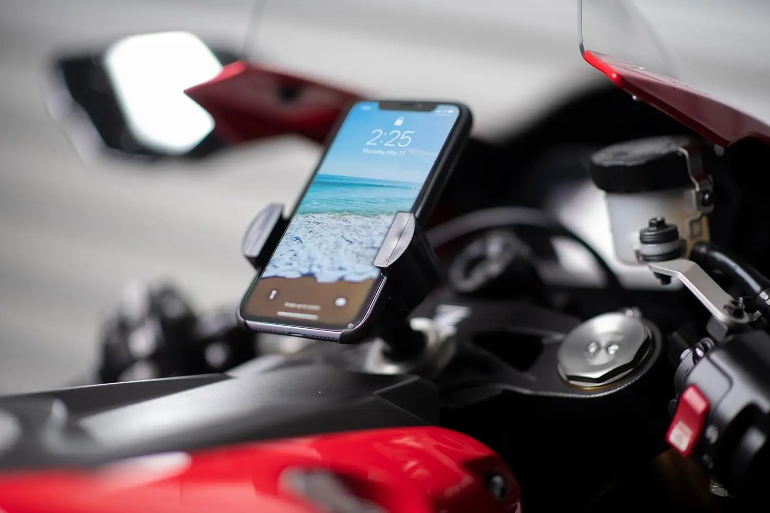

Universal Motorcycle Phone Mount Kit - Fork Stem Holder for GPS/Smartphone, Fits 13-24mm Stem, Secure Cellphone Mount