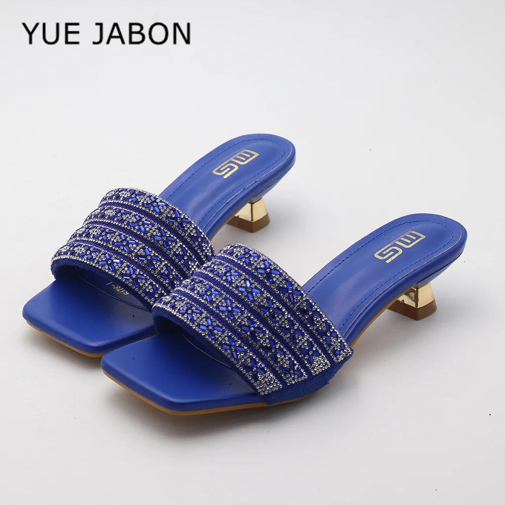 

Синие женские босоножки с кристаллами, удобные туфли с квадратным носком для женщин, на низком каблуке, серебристые летние модные шлепанцы на высоком каблуке для девушек