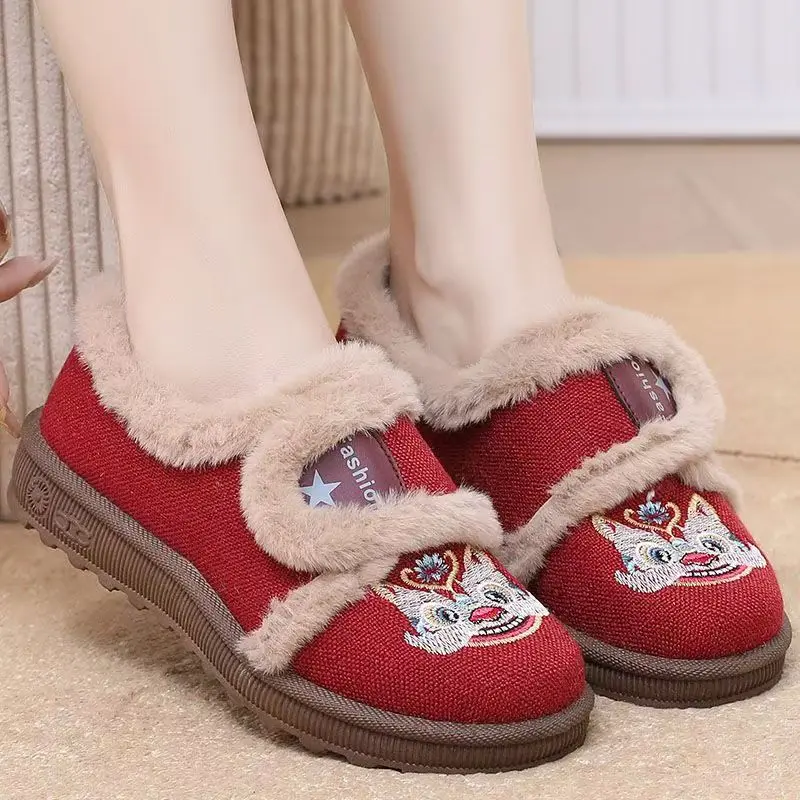 

Winter New Flat sole Embroidered Elderly Cotton Shoes Thicken Plush Keep Warm Soft sole Non Slip Light Velcro Women Hanfu Shoes