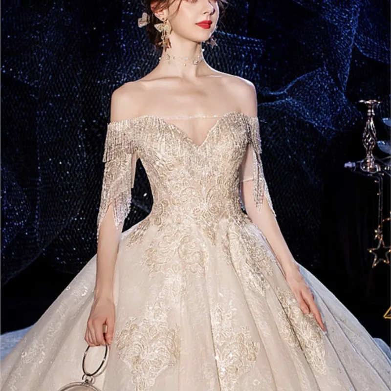 

The main new style is a one-shoulder long drag fabric chiffon dress for going out