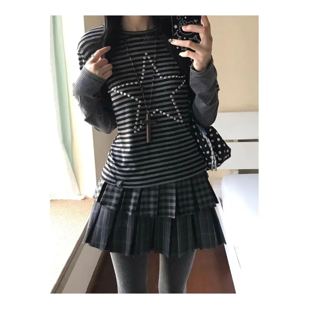 Dark punk style striped contrast long-sleeved T-shirt female five-pointed star rhinestone printed long-sleeved shirt.