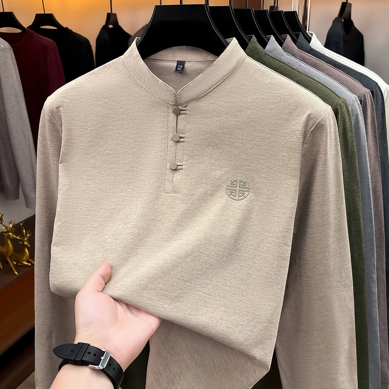 Herren-Langarmshirt im Henley-Stil mit Stehkragen, geprägtem Logo auf der Brust, leicht und bequem, ideal für Büro und Alltag. – Detail 8