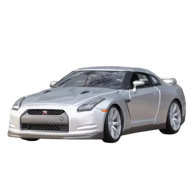 Bburago 1/18 Nissan gtr Fast & Furious 8 Diecast alloy model Children's collection of decorative toys, holiday gifts for friends