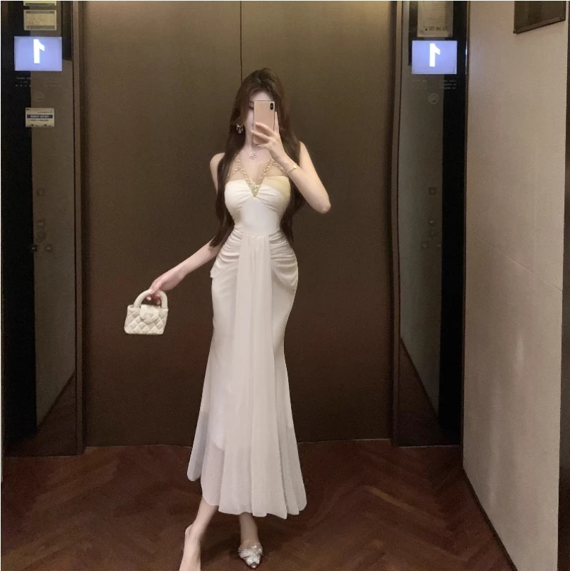 

Платье с v-образным вырезом и полыми подтяжками, летним темпераментом, прилегающим талию светской львицы и облегающим кроем, банкетное платье, обнимающее бедра.